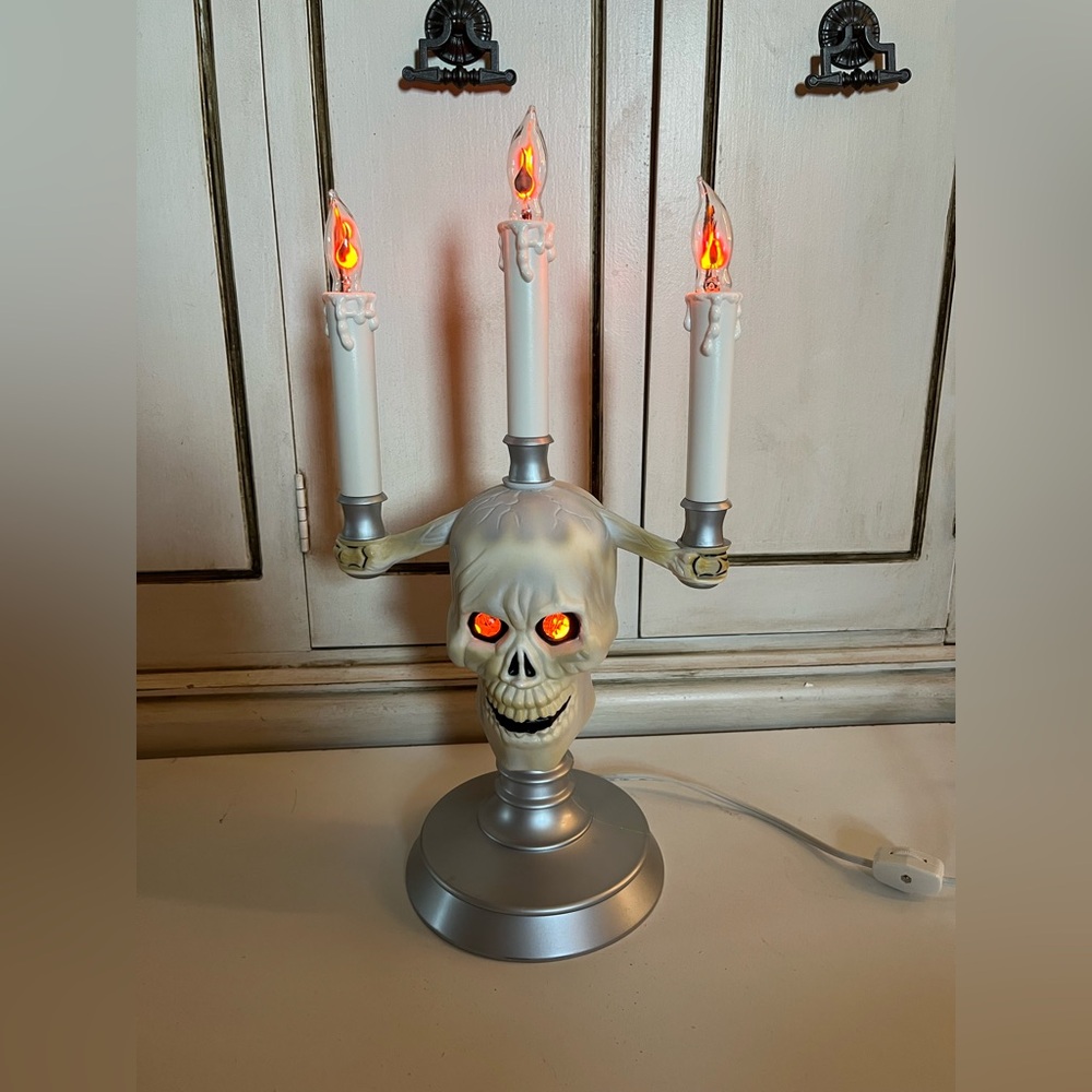 Vintage 1994 HallowScream Haunted Candelabra Skull Flames Glowing Red Eye w/box